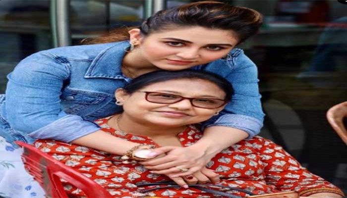 ত্বকের হাল বোঝেন আঙুল চিপে, চুল ভাল রাখেন বিশেষ জলে, ব্রণ নিয়ে জেরবার ঐন্দ্রিলার রূপচর্চা