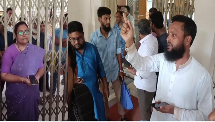 ডিলার নিয়োগে অনিয়মের অভিযোগে গোদাগাড়ীতে বিক্ষোভ, অবরুদ্ধ কর্মকর্তা-কর্মচারীরা