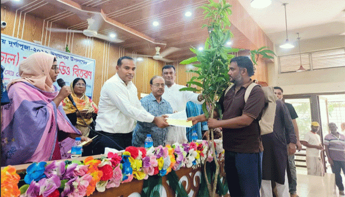 রাণীনগরে দুর্গাপূজা উপলক্ষে ৫০টি মন্দিরে সরকারি অনুদান, এমপির পক্ষ থেকে ধুতি উপহার