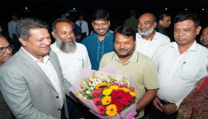 রাজশাহীতে গণপূর্তমন্ত্রীকে রাসিক প্রশাসকের ফুলেল শুভেচ্ছা