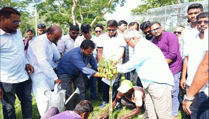 রাজশাহী কেন্দ্রীয় উদ্যান ও চিড়িয়াখানায় বৃক্ষরোপণ করলেন পানি সম্পদ প্রতিমন্ত্রী