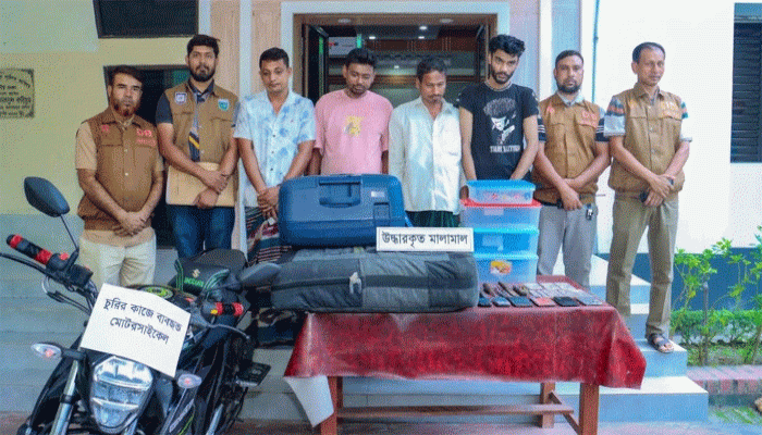 রাজশাহীতে বিসিবির ক্রিকেট দলের চুরি হওয়া মালামাল সহ গ্রেপ্তার ৪