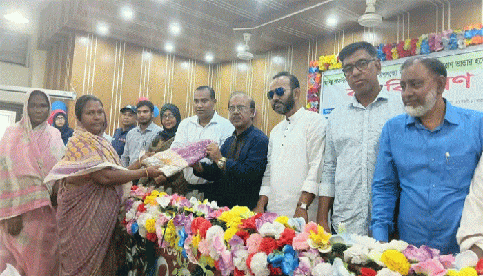 রাণীনগরে ১৪০ জন দু:স্থ্যদের মাঝে বস্ত্র বিতরণ