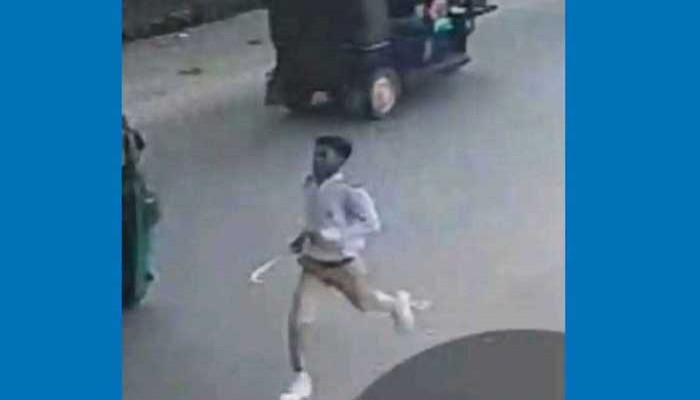 রাস্তায় শিক্ষককে পেটানো সেই স্কুলছাত্র নিয়ে ‘বড় পদক্ষেপ’ নিলেন বাবা