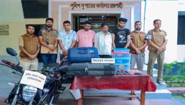 পুঠিয়ায় মহাসড়কে বিসিবির কাভার্ড ভ্যান থেকে ক্রিকেটারদের লাগেজ চুরির ঘটনায় আটক ৪