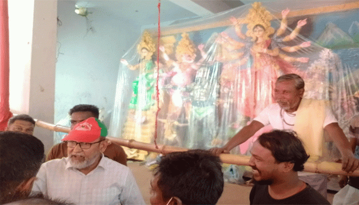 নিয়ামতপুরে বিভিন্ন পূজামণ্ডপ পরিদর্শন করলেন এমপি মোস্তাফিজুর রহমান