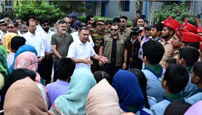 আজিমপুর সরকারি কোয়ার্টারে গিয়ে ক্ষুব্ধ প্রধানমন্ত্রী, দিলেন আল্টিমেটাম