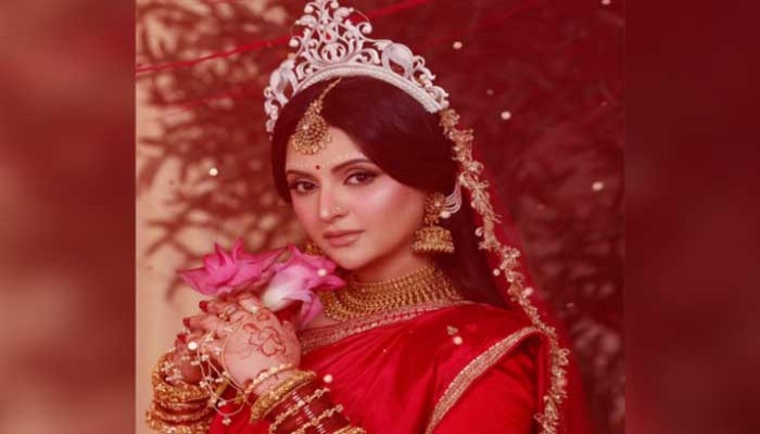 নেটদুনিয়ায় ছড়ালেন মুগ্ধতা বধূ বেশে পরীমনি