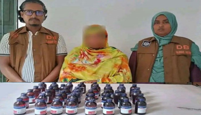 ​বাঘায় মাটির নিচে ড্রামে মিলল ৪৭ বোতল নিষিদ্ধ ইসকাফ সিরাপ, নারী আটক