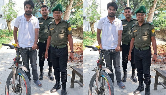 রুয়েটে জঙ্গল থেকে উদ্ধারকৃত সাইকেল প্রকৃত মালিকের কাছে হস্তান্তর করলেন আনসার সদস্য