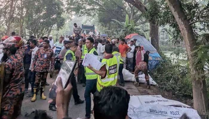 নাটোরের বড়াইগ্রামে বাস-ট্রাক সংঘর্ষে নিহত ১৪, আহত অন্তত ২০