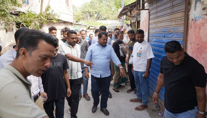 নগরীর হরিজন পল্লী এলাকা পরিদর্শন করলেন রাসিক প্রশাসক