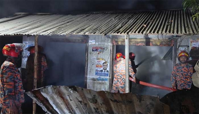 নিয়ামতপুরে অগ্নিকাণ্ডে ৪টি দোকান ভস্মীভূত