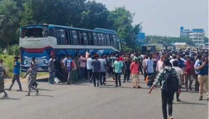 মানিকগঞ্জে বাস-ইজিবাইক সংঘর্ষে নিহত ২