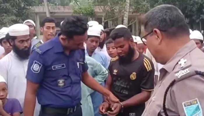 স্কুলছাত্রকে রুমে ডাকতেই ‘আসল চেহারা’ বেরিয়ে আসে ইমামের!
