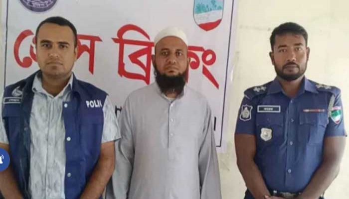ছাত্রীর চিৎকারে ‘জুব্বা ও পায়জামা হাতে’ দৌড় দিলেন মাদরাসাশিক্ষক