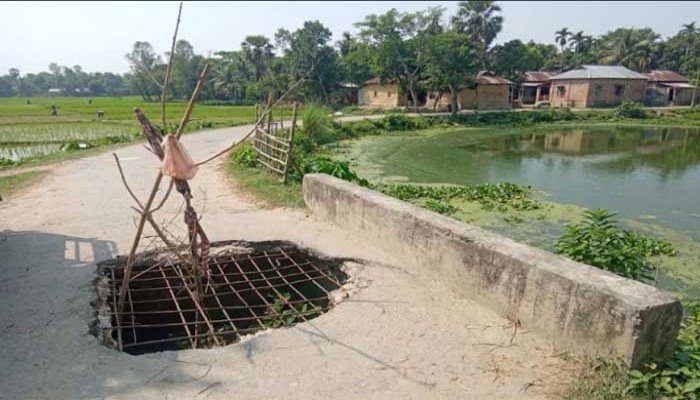রাণীশংকৈলে পুরোনো সেতু যেন মরণফাঁদ!