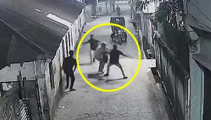 ১২ সেকেন্ডে ব্যাগ ছিনতাই, পেছনে ছুটলেন বৃদ্ধ