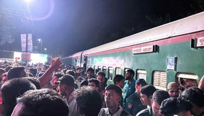 প্রায় তিন যুগ পর রাজশাহী বিশ্ববিদ্যালয় স্টেশনে থামল সাগরদাঁড়ি এক্সপ্রেস