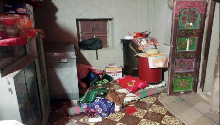 রাণীনগরে চুরি করে যাবার সময় গৃহবধুকে মারধর করলো চোরেরা