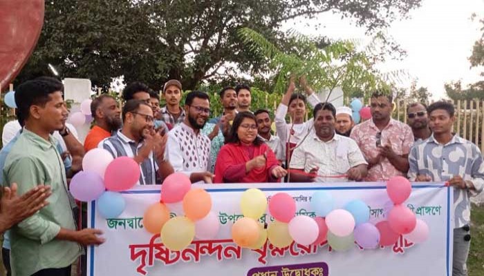 রামরাম দিঘিকে সবুজে সাজানোর উদ্যোগ,প্রথম ধাপে রোপণ করা হলো ২০০ কৃষ্ণচূড়া