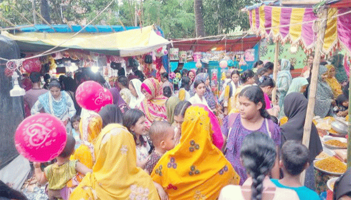 ফুলবাড়ীতে ঐতিহ্যবাহী বউ মেলায় ক্রেতা শুধুই নারী, মেলায় ঢুকতে পারেন না পুরুষরা