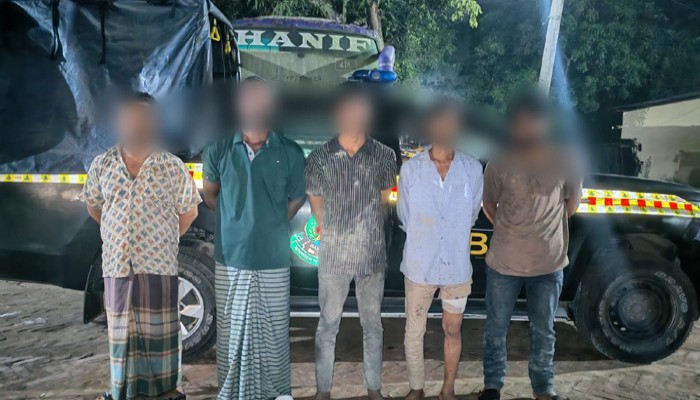 চন্দনাইশে এসআরবি সদস্যদের ওপর হামলা: অস্ত্রসহ ৫ সন্ত্রাসী গ্রেফতার