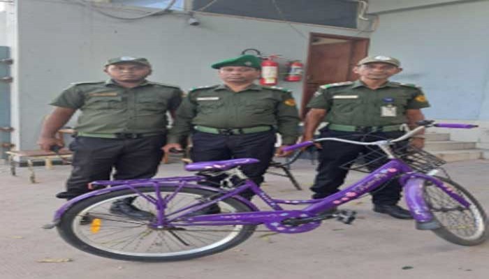 ​রুয়েটের প্রধান ফটক থেকে উদ্ধার হওয়া সাইকেল আনসার ক্যাম্পে জমা