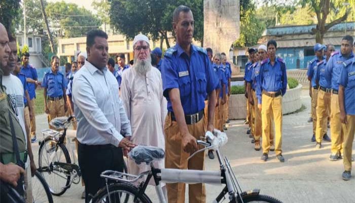আত্রাইয়ে মাঠপর্যায়ে সেবার মান বাড়াতে ৬৮ গ্রাম পুলিশের হাতে বাইসাইকেল