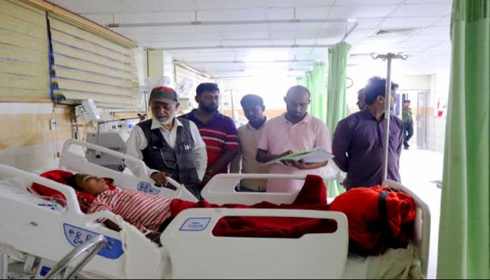 অসুস্থ কনটেন্ট ক্রিয়েটর তাজেলকে দেখতে হাসপাতালে বিএনপি নেতা লালু