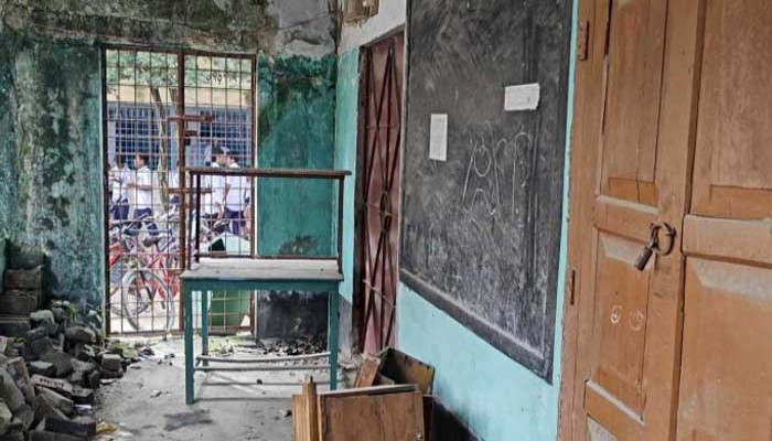 সামনে-পেছনে শিক্ষা অফিস, মাঝখানে ‘ধুকে মরছে’ জরাজীর্ণ বিদ্যালয়